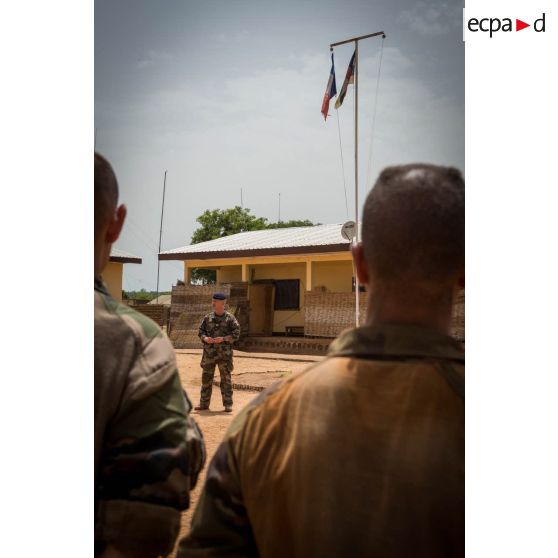 Discours du colonel Laurent Cluzel, CEMIA (chef d'état-major interarmées) de la force Sangaris, au cours d'une cérémonie lors de sa visite au détachement positionné sur la BOA (base opérationnelle avancée) de N'Délé.