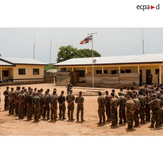 Discours du colonel Laurent Cluzel, CEMIA (chef d'état-major interarmées) de la force Sangaris, au cours d'une cérémonie lors de sa visite au détachement positionné sur la BOA (base opérationnelle avancée) de N'Délé.