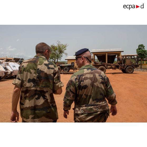 Le lieutenant-colonel Cyrille Tachker du 7e RMAT présente l'action des logisticiens du Batlog (bataillon logistique) Taillefer au colonel Laurent Cluzel, CEMIA (chef d'état-major interarmées) de la force Sangaris, lors de sa visite au détachement positionné sur la BOA (base opérationnelle avancée) de N'Délé.