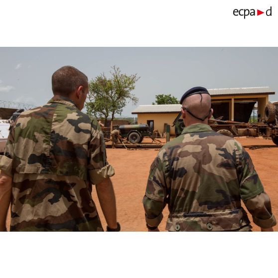 Le lieutenant-colonel Cyrille Tachker du 7e RMAT présente l'action des logisticiens du Batlog (bataillon logistique) Taillefer au colonel Laurent Cluzel, CEMIA (chef d'état-major interarmées) de la force Sangaris, lors de sa visite au détachement positionné sur la BOA (base opérationnelle avancée) de N'Délé.