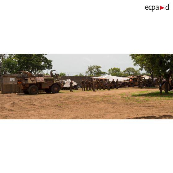 Rassemblement des logisticiens du Batlog (bataillon logistique) Taillefer, lors de la visite du colonel Laurent Cluzel, CEMIA (chef d'état-major interarmées) de la force Sangaris, au détachement positionné sur la BOA (base opérationnelle avancée) de N'Délé.