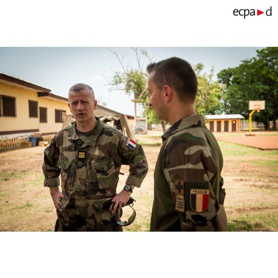 Le colonel Laurent Cluzel, CEMIA (chef d'état-major interarmées) de la force Sangaris, s'entretient avec un commandant du SSA (Service de santé des armées), lors de sa visite au détachement positionné sur la BOA (base opérationnelle avancée) de N'Délé.