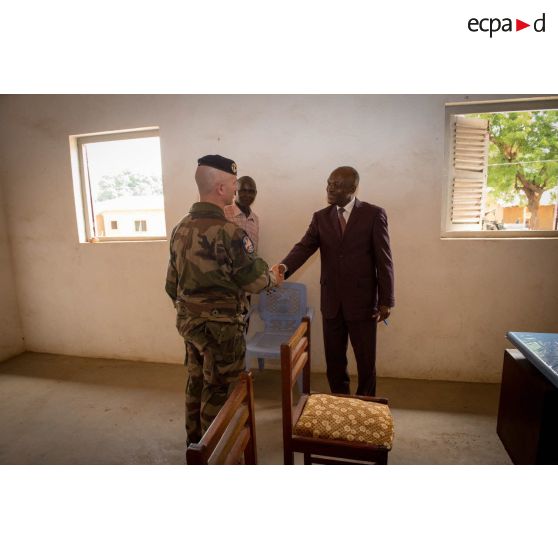 Le colonel Laurent Cluzel, CEMIA (chef d'état-major interarmées) de la force Sangaris, est accueilli par le préfet, monsieur Abdulaye Mahamet, lors de sa visite au détachement positionné sur la BOA (base opérationnelle avancée) de N'Délé.