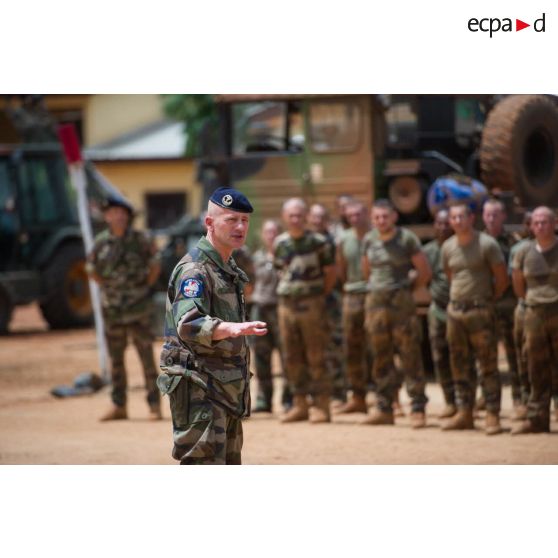 Le colonel Laurent Cluzel, CEMIA (chef d'état-major interarmées) de la force Sangaris, s'adresse aux troupes lors de sa visite au détachement positionné sur la BOA (base opérationnelle avancée) de N'Délé.