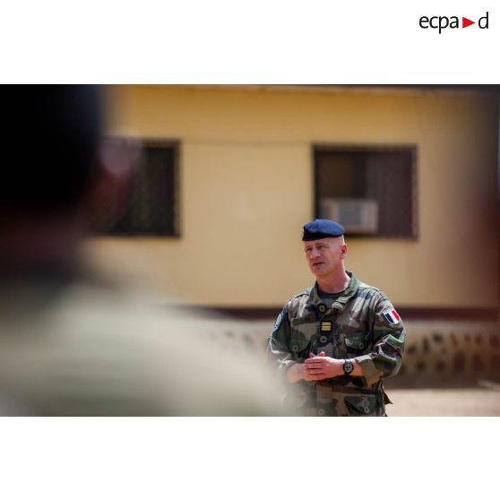 Discours du colonel Laurent Cluzel, CEMIA (chef d'état-major interarmées) de la force Sangaris, au cours d'une cérémonie lors de sa visite au détachement positionné sur la BOA (base opérationnelle avancée) de N'Délé.