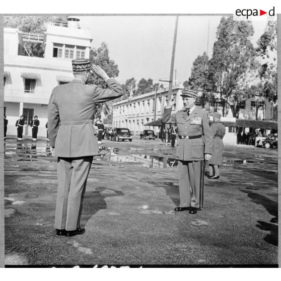 Salut du général Lorillot au général Salan sur la base aérienne de Maison Blanche, juste avant le départ d'Alger du général Lorillot.