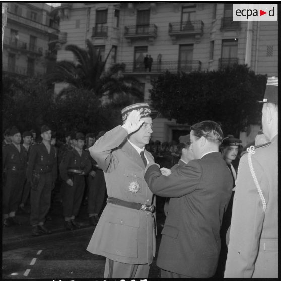 Remise de la médaille de la Valeur militaire au général Lorillot par le secrétaire d'état aux forces armées Max Lejeune, à Alger.