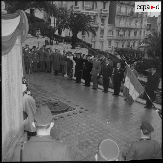 Plan d'ensemble de la minute de silence devant le monument aux morts d'Alger, le jour de la passation de commandement entre le général Lorillot et le général Salan.