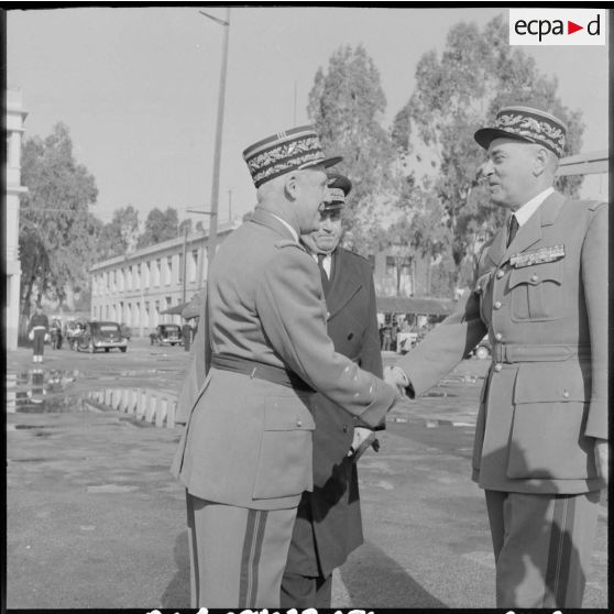 Adieux du général Lorillot au général Salan à l'aérodrome de Maison Blanche (base aérienne 149), à Alger, le jour de la passation de commandement.