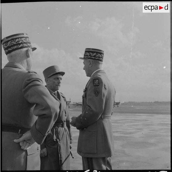 Discussion entre les généraux Lorillot et Salan et un général de corps d'armée sur la base aérienne de Maison-Blanche, le jour de la passation de commandement.