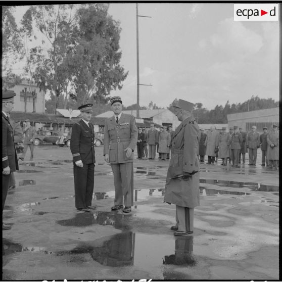 Le général Lorillot accompagnés d'officiers généraux et subalternes à l'aérodrome de la base aérienne de Maison Blanche, après la passation de commandement.