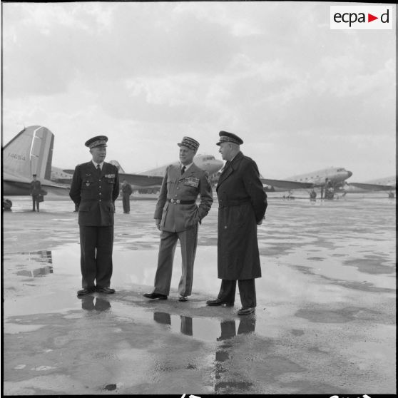 Le général Salan en compagnie de deux officiers généraux de l'armée de l'Air sur la base aérienne de Maison Blanche, lors du départ du général Lorillot.