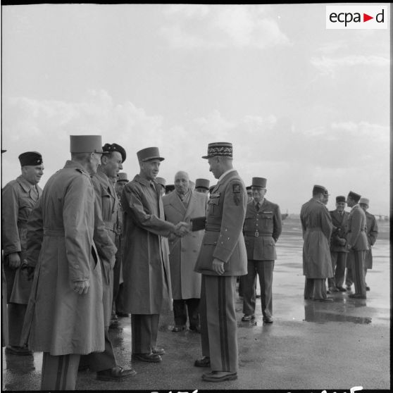 Le général Lorillot fait ses adieux aux officiers généraux venus l'accompagner à la base aérienne de Maison Blanche, après la cérémonie de passation de commandement.