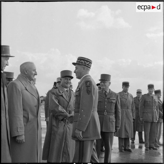 Poignée de main entre un général de division et le général Lorillot lors des adieux de ce dernier à la base aérienne de Maison Blanche.