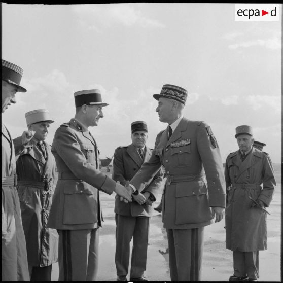 Poignée de main entre un colonel légionnaire et le général Lorillot juste avant son départ du commandement de la région militaire d'Alger, à la base aérienne de Maison Blanche.