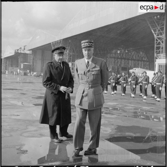 Un général de l'armée de l'Air et le général Lorillot juste avant son départ d'Alger, sur le terrain de la base aérienne de Maison Blanche.