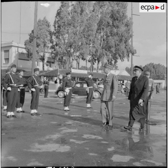 Le général Lorillot passe en revue la troupe de soldat de l'armée de l'Air sur la base aérienne de Maison Blanche, juste avant son départ d'Alger.