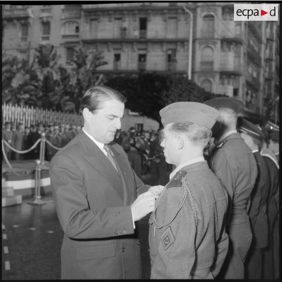 Max Lejeune, secrétaire d'état aux forces armées, remet la médaille de la Valeur militaire à un zouave du 9e régiment de zouaves (RZ).