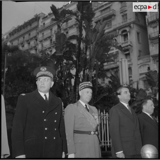 Le général Raoul Salan, le secrétaire d'état aux forces armées Max Lejeune et des officiels assistent au défilé devant le monument aux morts d'Alger.