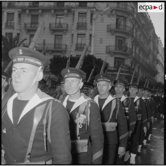 Défilé des marins de l'école des fusiliers, le jour de la passation de commandement entre le général Lorillot et le général Salan.