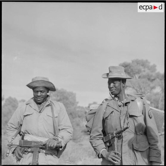 Deux tirailleurs du 24e régiment d'infanterie coloniale (RIC) lors une mission de reconnaissance dans la forêt des Beni-Melloul.