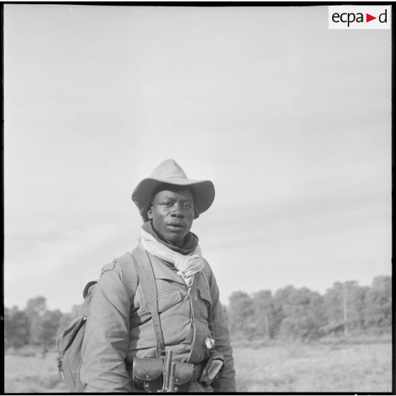 Portrait d'un tirailleur du 24e régiment d'infanterie coloniale (RIC) lors d'une mission de reconnaissance dans la forêt des Beni-Melloul (région de Biskra).