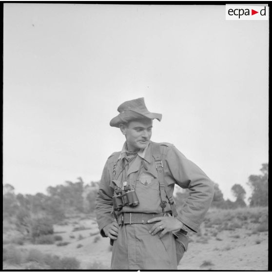 Le sous-lieutenant Bonne du 24e régiment d'infanterie coloniale (RIC) lors d'une mission de reconnaissance dans la forêt de Beni-Melloul (région de Biskra).