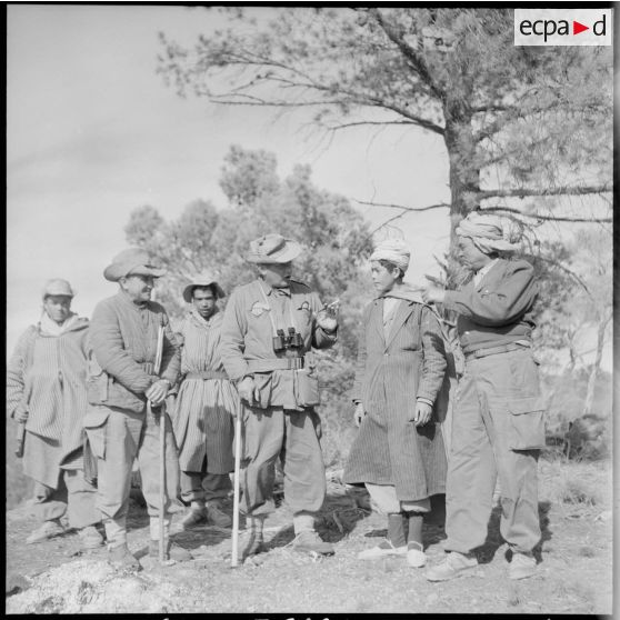 Deux officiers du 24e régiment d'infanterie coloniale (RIC) discutent avec le capitaine d'un GMPR dans la forêt des Beni-Melloul.