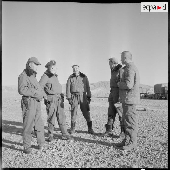 Discussion entre les pilotes du Sirorsky venu ravitailler le 24e régiment d'infanterie coloniale (RIC) à Dermoun (région de Biskra).