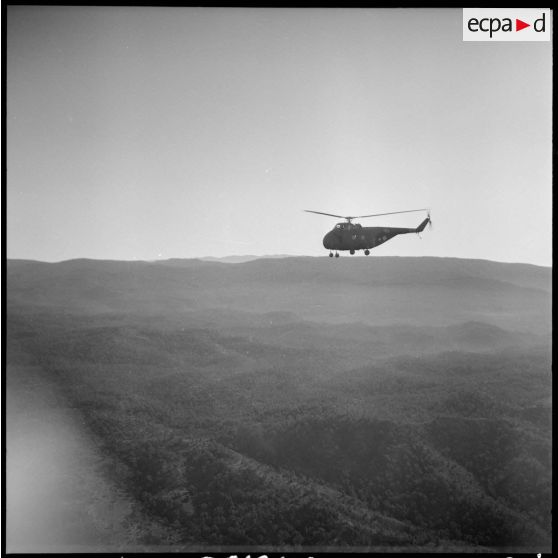 Le Sikorsky transportant le ravitaillement du 24e régiment d'infanterie coloniale (RIC) survole la région de Biskra.