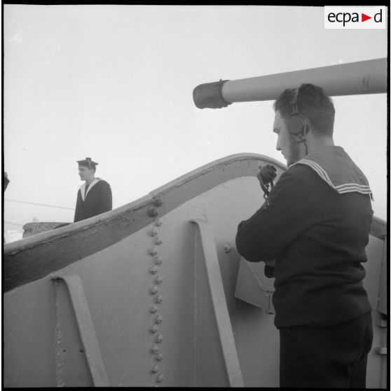 	Un matelot breveté à bord de l'escorteur Hova communique avec la passerelle lors d'une manœuvre.