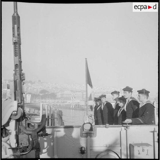 Des matelots brevetés et des officiers mariniers à bord de l'escorteur Hova lors de l'accostage après une manoeuvre.