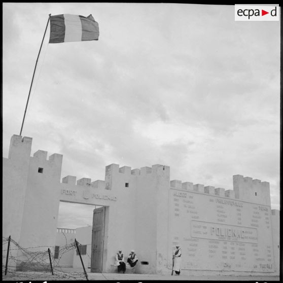 Entrée du Fort Polignac protégée par trois méharistes de la compagnie méhariste du Tassili (CMT).