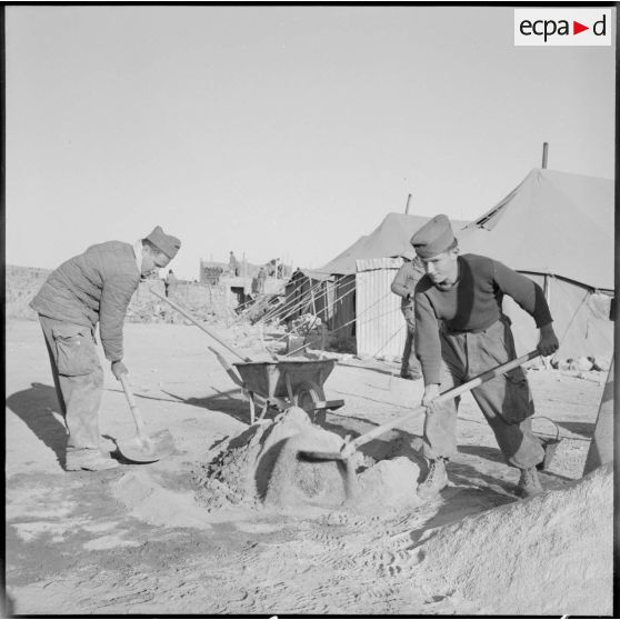 Préparation du mortier par deux éléments du 2e régiment de spahis algériens (2e RSA) sur le chantier d'un poste frontière au sud-ouest de Nemours.