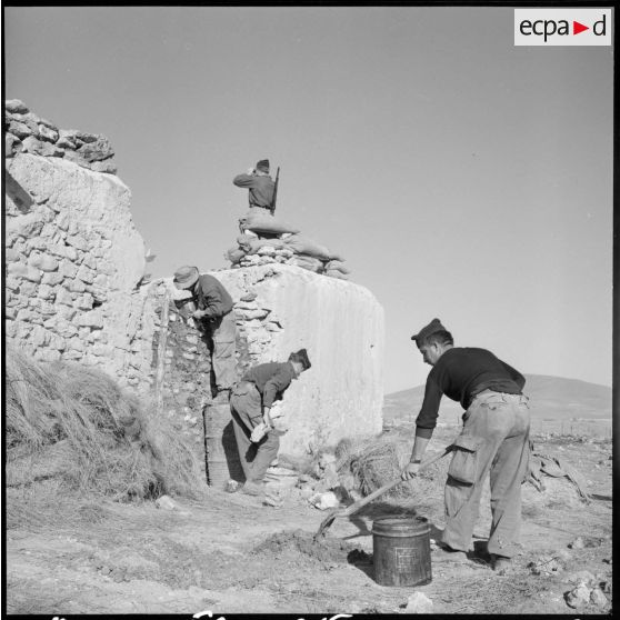 Construction d'un poste de contrôle dans une mechta près de Nemours par les soldats du 2e régiment de spahis algériens (RSA).