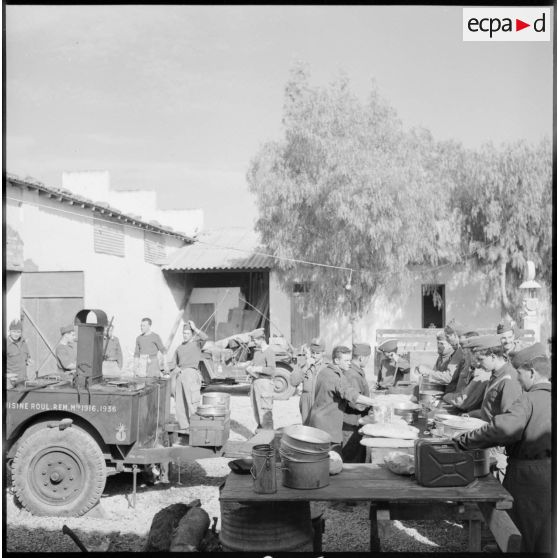 Préparation du repas par des soldats dans un poste de contrôle près de la frontière algéro-marocaine.