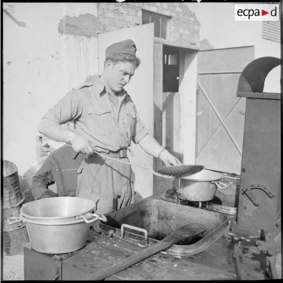 Corvée de cuisine pour un soldat dans un poste de contrôle de la frontière algéro-marocaine.