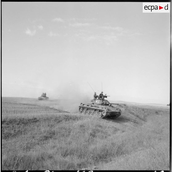 Un char léger conduit par un escadron du 2e régiment de spahis algériens (RSA) près de la frontière algéro-marocaine.