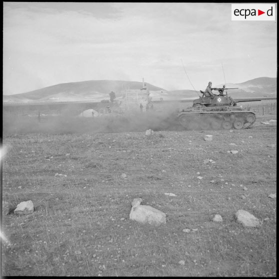 Patrouille d'un escadron du 2e régiment de spahis algériens (RSA) sur un char léger à la frontière algéro-marocaine.