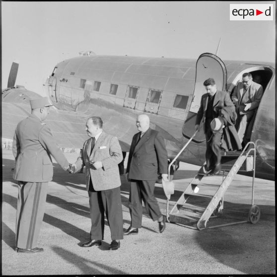 Arrivée de MM. Robert Lacoste et Maurice Lemaire à Ouargla.