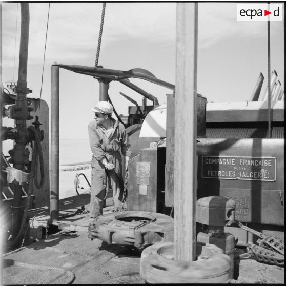 Derrick sur le champ pétrolifère d'Hassi-Messaoud.