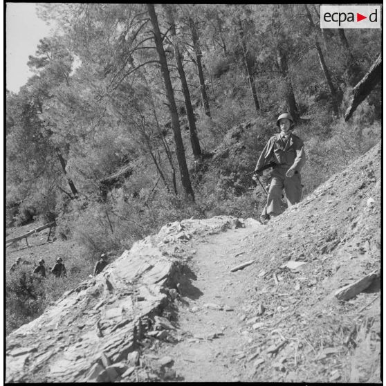 Patrouille française lors d'une opération dans le secteur de Sakamody.