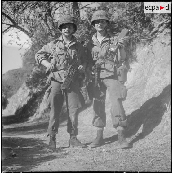 Portrait en pied de deux membres du groupe de combat en opération près de Sakamody.