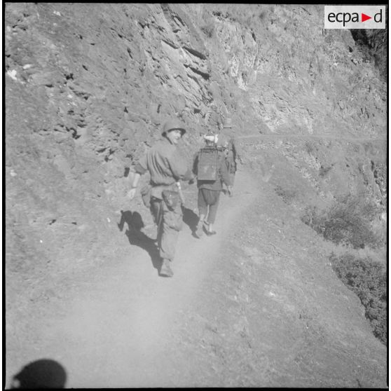 Patrouille française lors d'une opération dans le secteur de Sakamody.