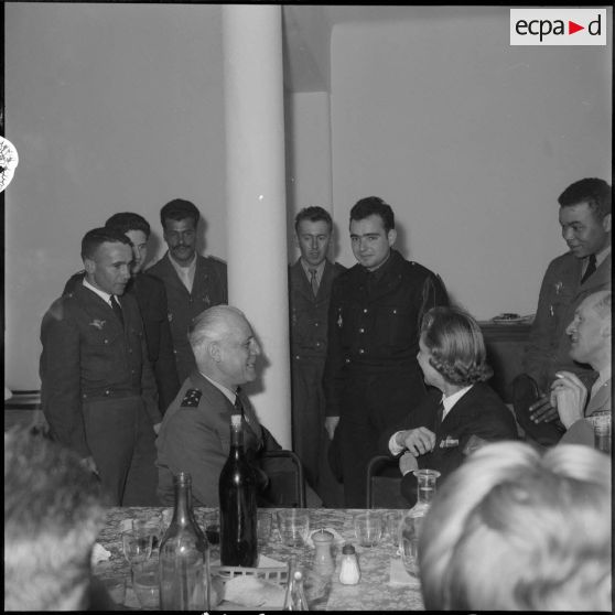 La tables des officiels, au centre de repos Dastier 15 d'Alger.