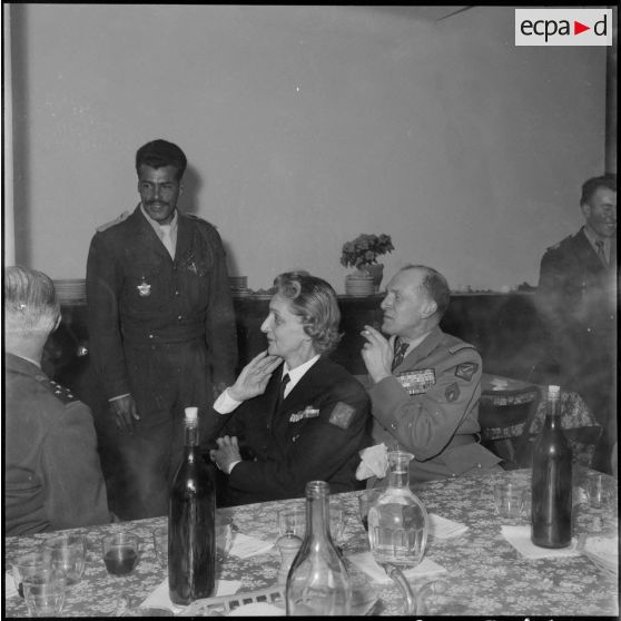 La tables des officiels, au centre de repos Dastier 15 d'Alger.