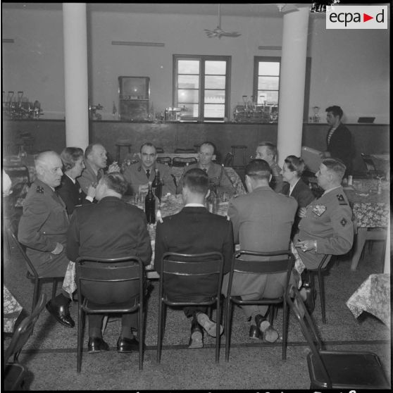 La tables des officiels, au centre de repos Dastier 15 d'Alger.