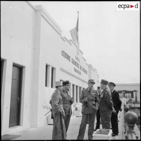 Les généraux Allard et Salan sur la terrasse du centre.