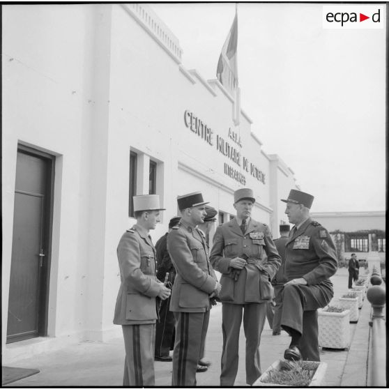 Les généraux Allard et Salan sur la terrasse du centre.