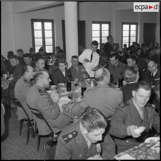 La table des officiels durant le service au centre militaire de détente interarmées Dastier 15.